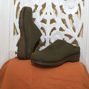 Earth Model Kolia 7.5 Olive Green Mules Leather